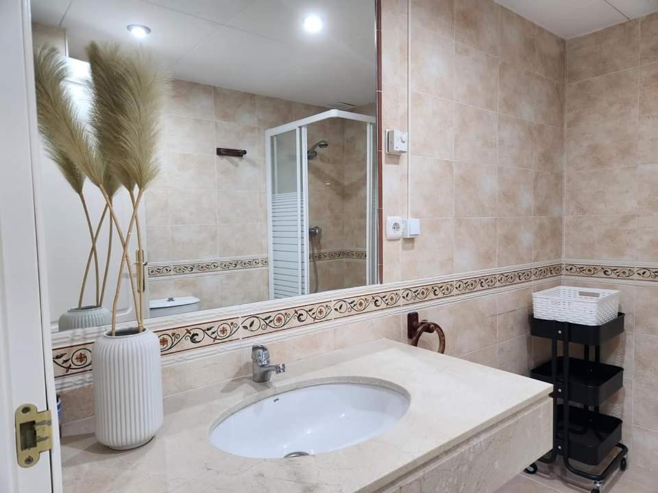 Apartment Beachfront Accommodation Estepona Ngoại thất bức ảnh