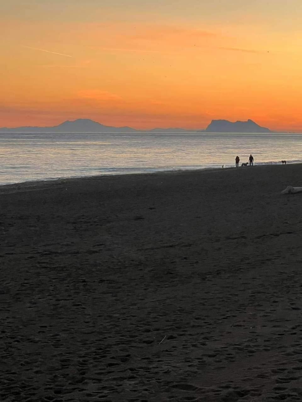 Apartment Beachfront Accommodation Estepona Ngoại thất bức ảnh